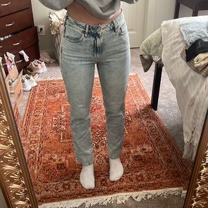 LIGHT DENIM STRAIGHT LEG MOM JEANS